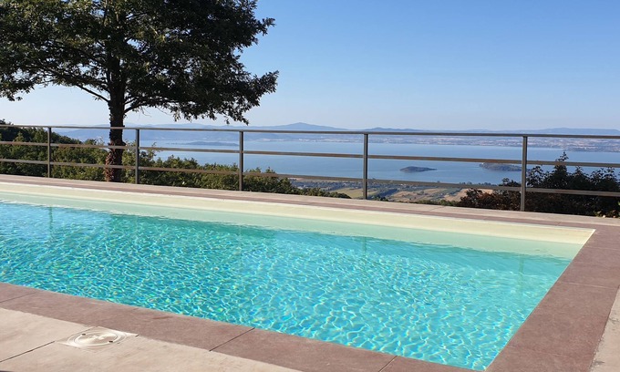 Lisciano Niccone Villa | Modern villa with breathtaking views of Lake Trasimeno, 75" TV, wallbox