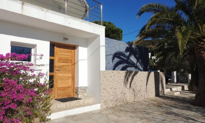 El Mas Fumats Villa | Modern villa with stunning views over the Bay of Roses