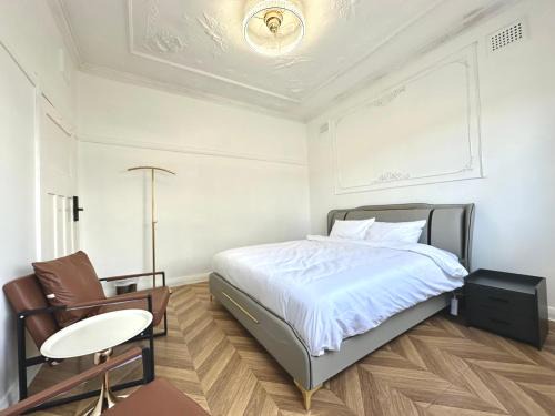 Bankstown House | Modern Vintage King and Single Rooms