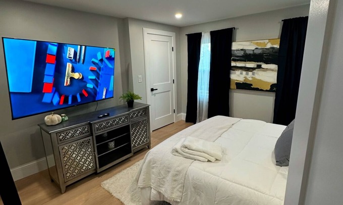 Thompson Square - Bunker Hill House | Modern & Walkable to city sights. A 4-bedroom house in wonderful Boston