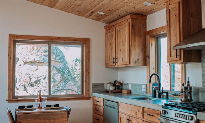 Mariposa House | Modern & Warm, Thoughtfully Designed Space for Couples w/Outdoor Soaking Tub