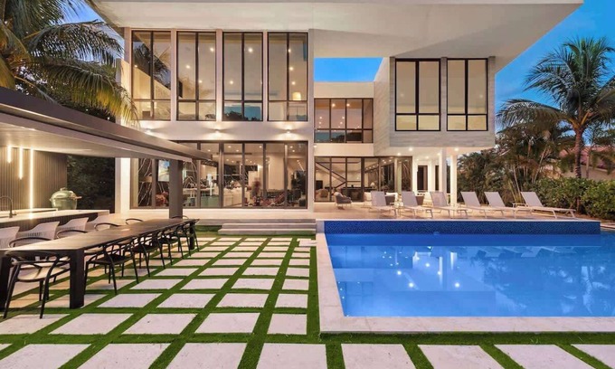 Aventura House | Modern Waterfront mansion
