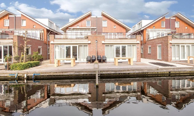 Municipality of Uitgeest Apartment | Modern waterfront apartment