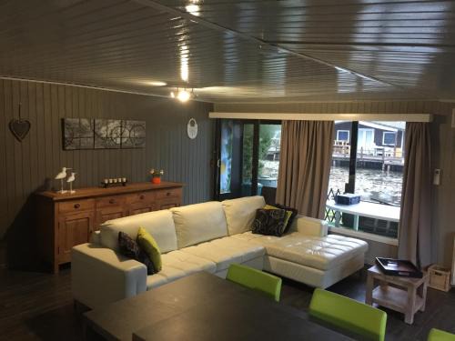 Geel House | Modern waterfront chalet