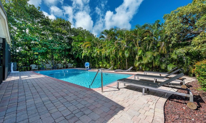 Ojus House | Modern Waterfront - Pool, kayaks & prime location! Near Aventura Mall & Beach!