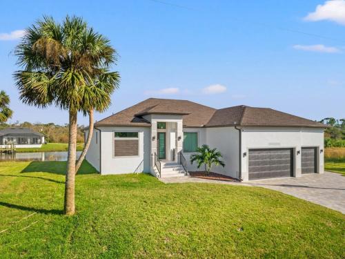 Port Charlotte House | Modern Waterfront Bliss
