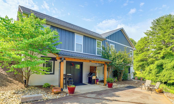 Weaverville Apartment | Modern Weaverville Apartment - Walk to Downtown!