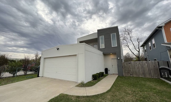 West Dallas House | Modern West-Dallas 4 Bedroom Charmer in the City