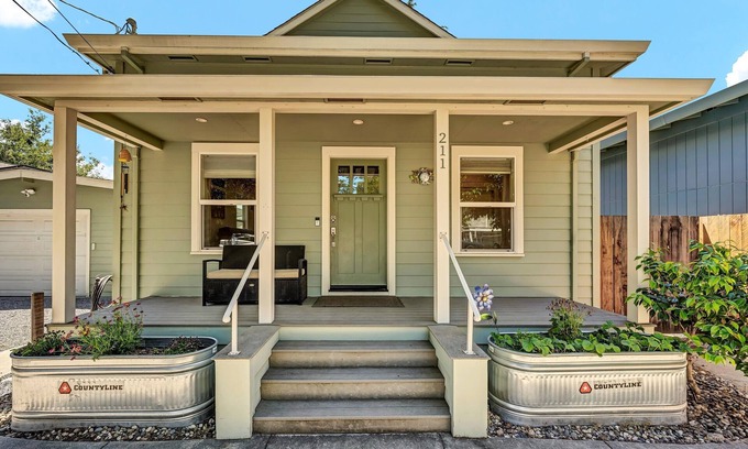 Cloverdale House | Modern Wine Country Bungalow, Walk to Downtown