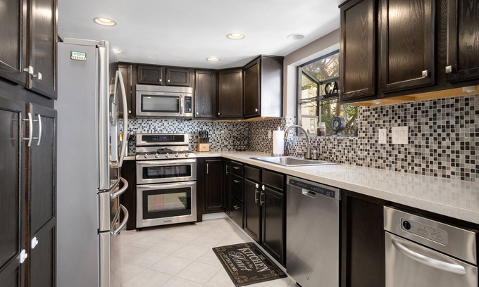 Warner Center House | Modern Woodland Hills Home w/Pool & Tennis Court