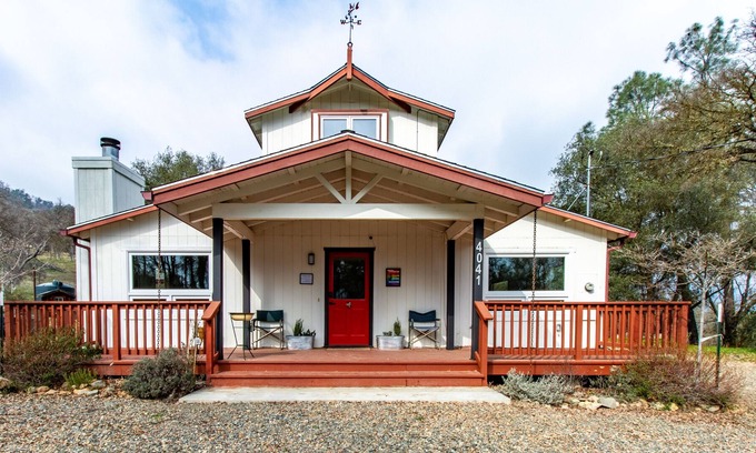 Mariposa County House | Modern Yosemite Barn with views, hot tub, and chefs kitchen