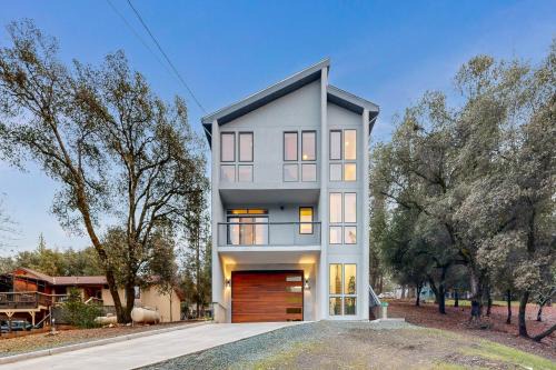 Groveland House | Modern Yosemite Retreat