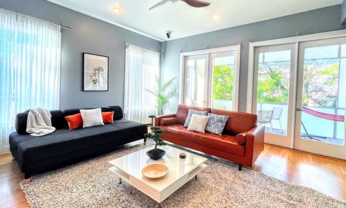 Edgewood House | Modern Zen Manor VIEW KING Beds Rooftop Bar