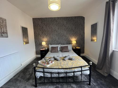 Wigan Apartment | Modernised central Wigan townhouse sleeps up to 6