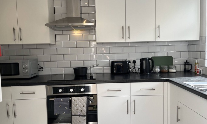 Wigan House | Modernised Central Wigan Townhouse Sleeps up to 6