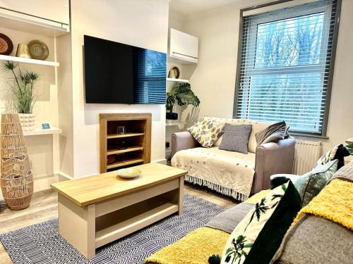 Hastings Apartment | Modernised cottage Sleeps Six