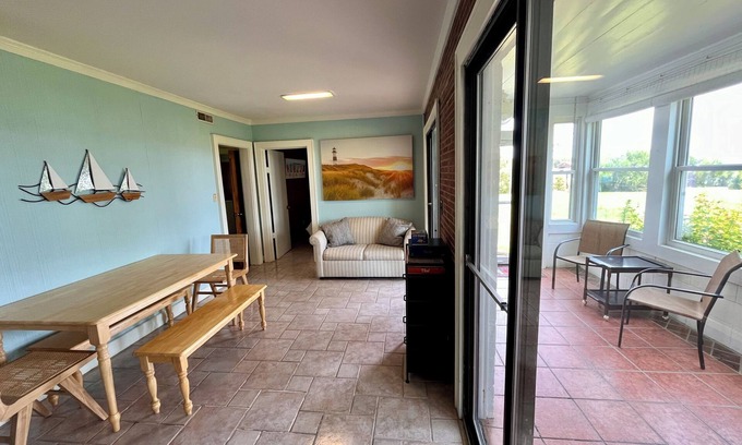 Morehead City House | Modernist Waterfront House near Historic Beaufort. Relax on the North River!