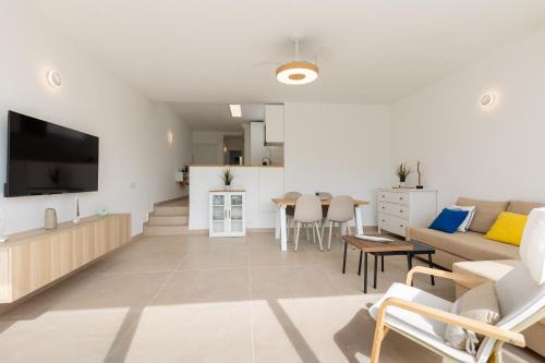 Coves Noves Apartment | Moderno apartamento totalmente reformado con vistas al mar