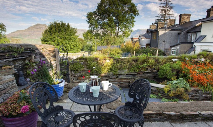 Ffestiniog House | MOELWYN VIEW COTTAGE, pet friendly, with open fire in Llan Ffestiniog