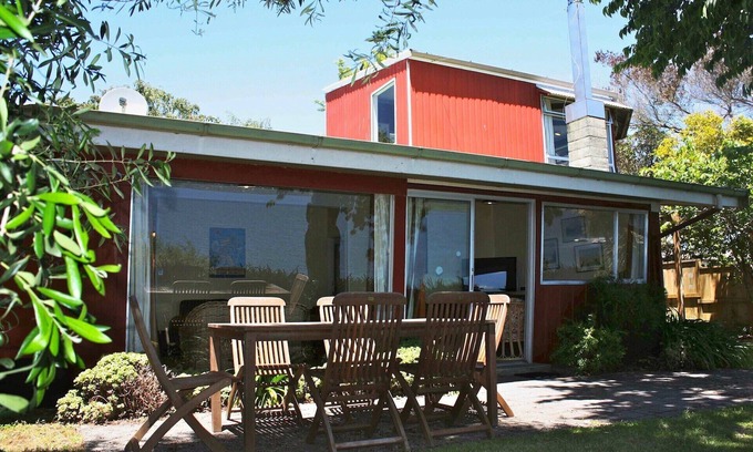 Wharewaka Cottage | Moeroa - Wharewaka Holiday Home