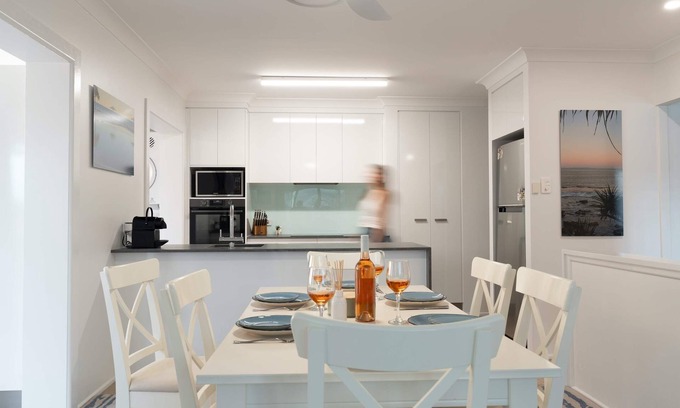 Moffat Beach Apartment | Moffat Beach Coastal Contemporary Unit A