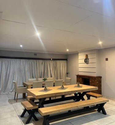 Emalahleni House | Mogoma Guesthouse