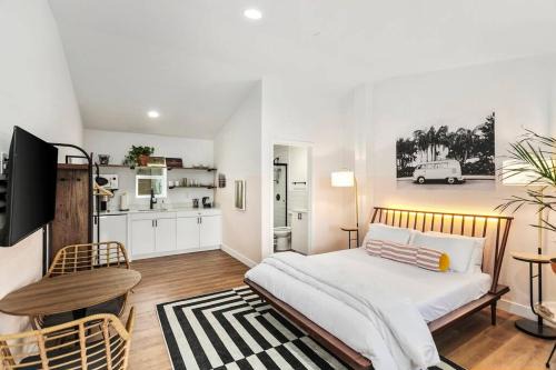 Chandler Apartment | Mokulua Studio suite. hōʻoluʻolu
