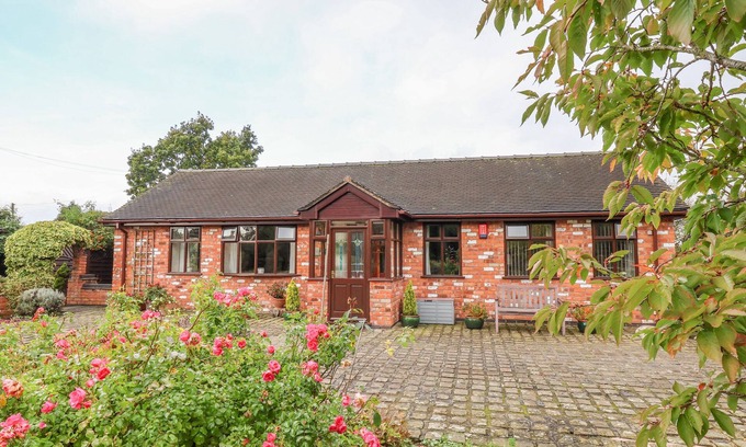 Nantwich Cottage | MOLLS COTTAGE, with a garden in Nantwich