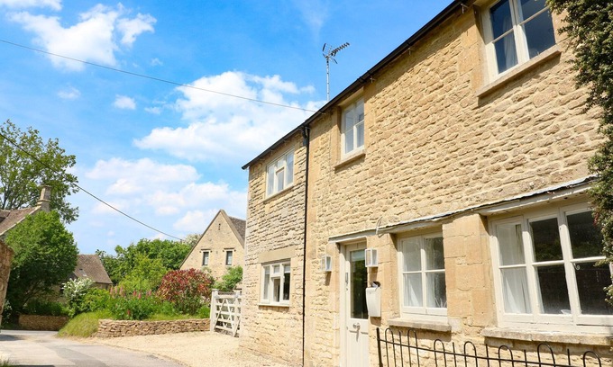 Burford Cottage | MOLLYS COTTAGE, pet friendly, character holiday cottage in Burford