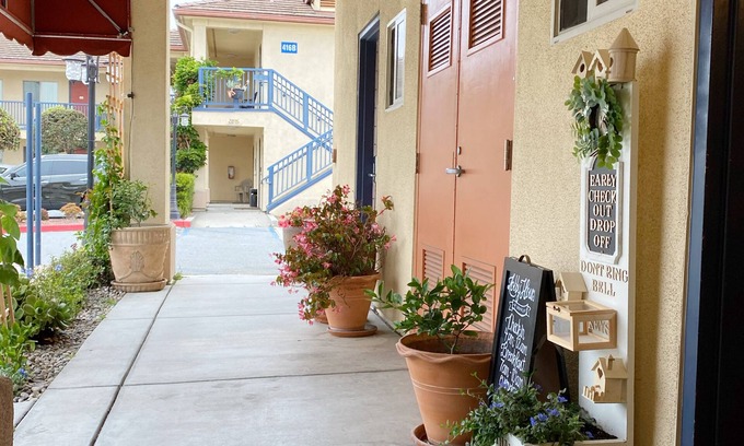 Marina Hotel | Monarch Valley Inn Marina at Monterey Bay