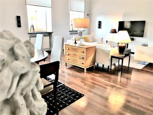 Old Town Apartment | MONDRIAN Luxury Suites & Apartments Market Square IV