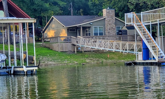 Afton House | Monkey Island, Afton, OK Grand Lake, Water Front, Boat Slip, No stairs, Pets Ok