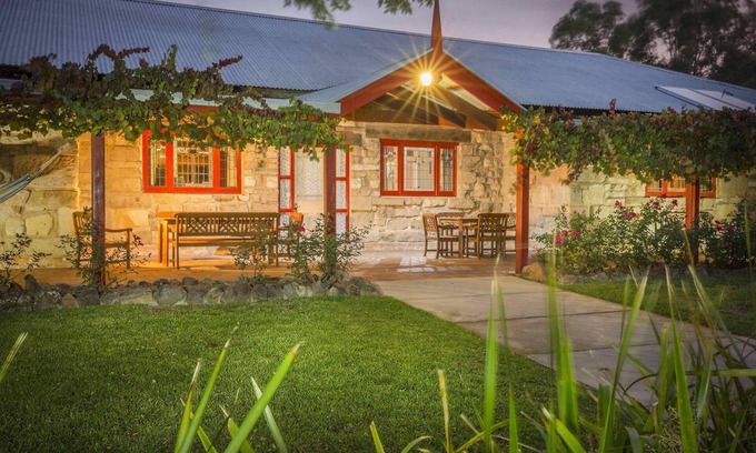 Broke House | Monkey Place Country House - Unique, sandstone 4 bdrm home with pool, spa and awesome fireplace!