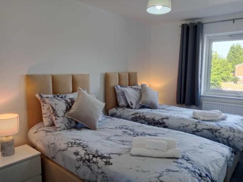 Aylesbury House | Monmouth House Aylesbury Premier Quality Accommodation For Larger Families Contractors And Professionals Sleeps Up to 6 Guests
