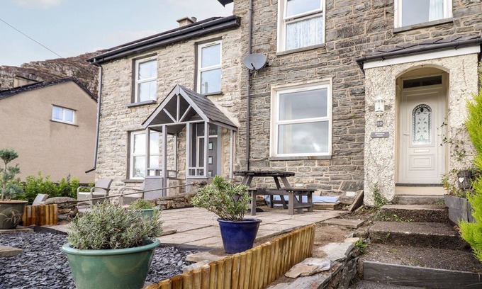 Tanygrisiau Cottage | MONTAGUE HOUSE, pet friendly, with open fire in Blaenau Ffestiniog