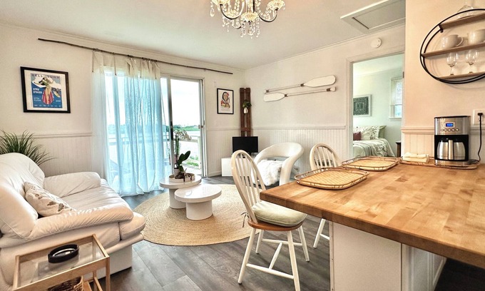 Montauk Cottage | Montauk Tranquil Cottage on Fort Pond