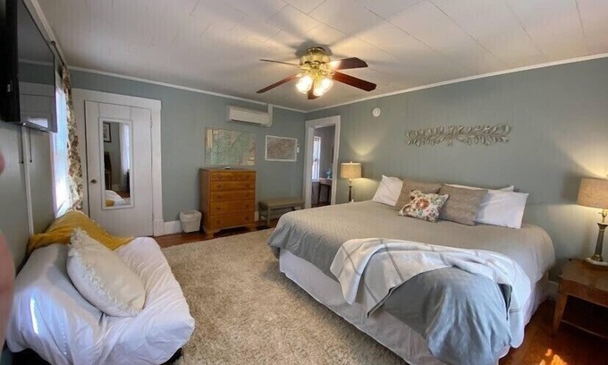Historic Montford House | Montford Charmer Walk to Downtown Asheville