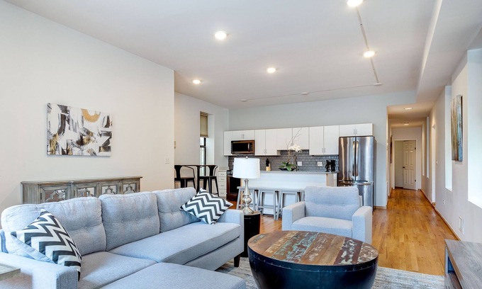 Pulaski Park Apartment | Month to Month FULLY FURNISHED Rental in West Town