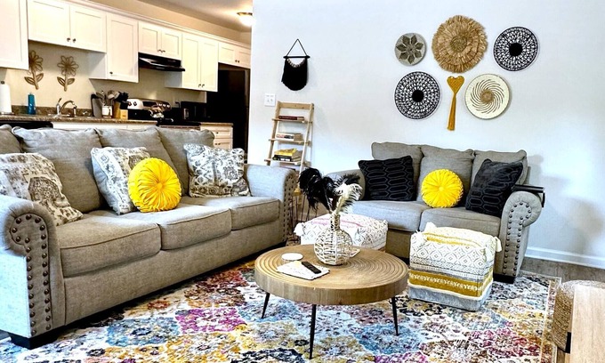 Lincolnton House | Monthly Boho-unit | Sleeps 6 | King Bed | Easy Parking, NO stairs