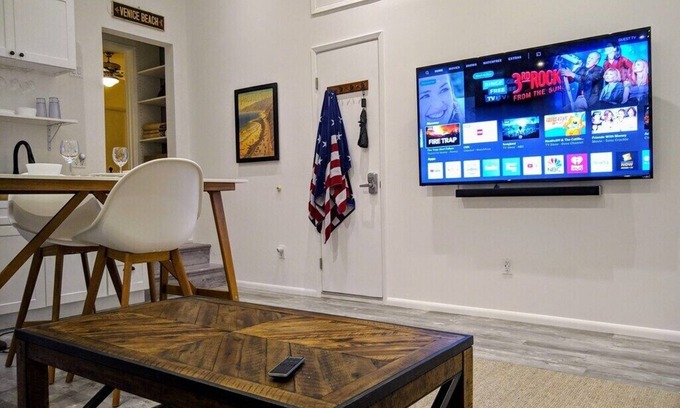 Mar Vista House | Monthly - Cozy 1 Bed Guest Suite near Venice Beach