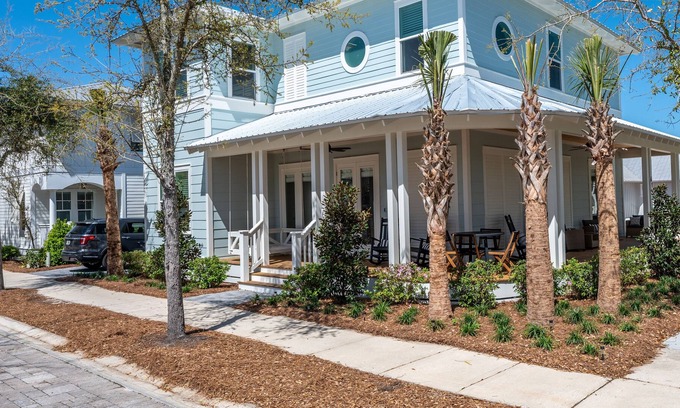 Greenway Park House | Monthly Rates for winter Farmhouse Rich in Amenities! Bikes, Pool near Beach