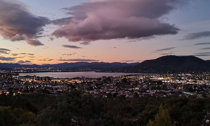 West Moonah House | Monthly stay special Panorama Derwent River View