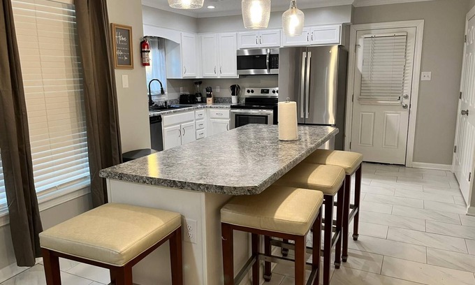 Cordova House | MONTHLY STAYS- 4 BR+ Extra Space Beds- Retreat w/Private Pool