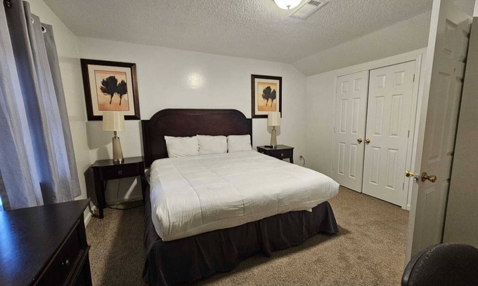 Raleigh House | MONTHLY STAYS-5 BR Secluded Cabin Style Compound-Abundant Parking-Near Airport