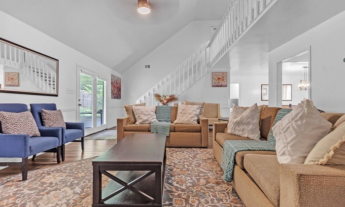 Walnut Grove House | MONTHLY STAYS-Peaceful & Cozy 5 BR Home, Near Shelby Farms Park.