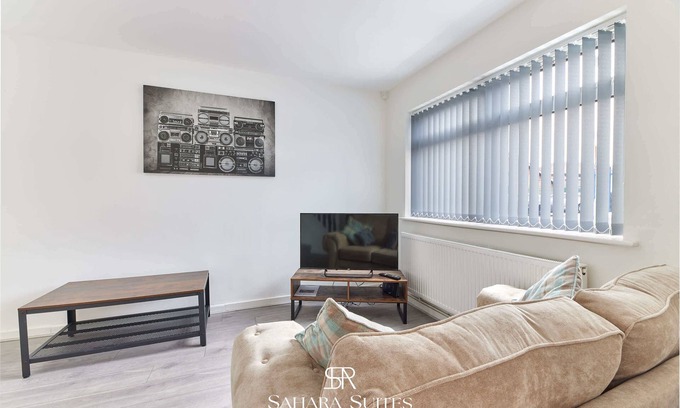Blyth House | Monthly Stays - Stylish 3BR Blyth Home - Parking
