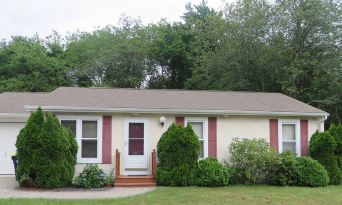 Bonnet Shores House | Monthly Summer Rental in Bonnet Shores - Private Neighborhood Beach
