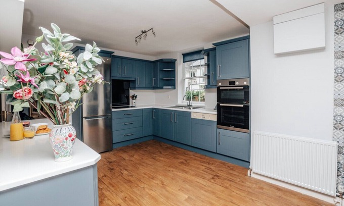 Henley-on-Thames House | Montpellier House Centrally Located Large Garden - From 300 Per Night