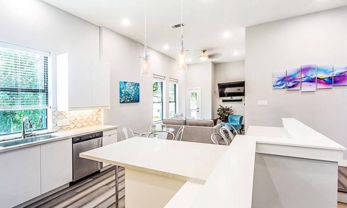 Hyde Park House | Montrose Guesthouse Suites