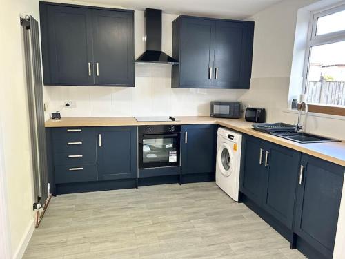 Scunthorpe House | Montrose House 3 bedroom home with Parking